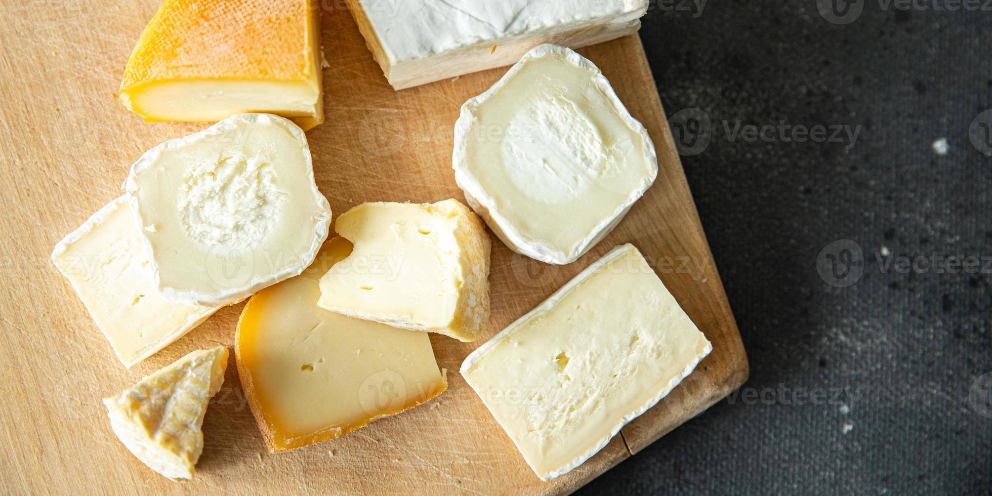 Käse verschiedene Brettkäse frischer Ziegenkäse, weißer Pulverkäse, Weichkäse Mahlzeit Snack Diät auf dem Tisch kopieren foto