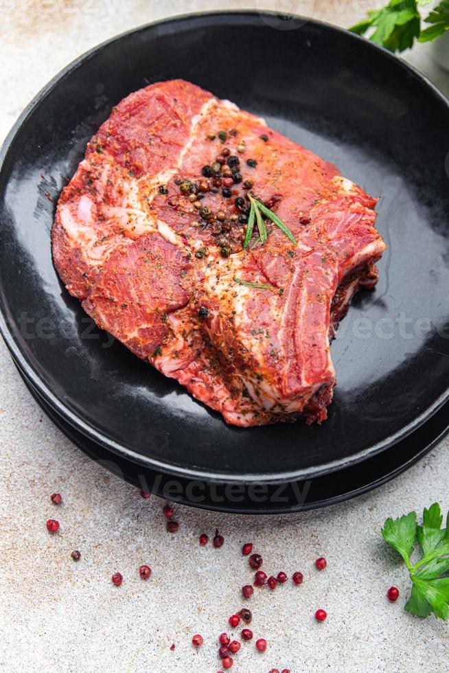 Steak rohes Fleisch Schweinefleisch frisches Rindfleisch Essen Snack auf dem Tisch kopieren foto