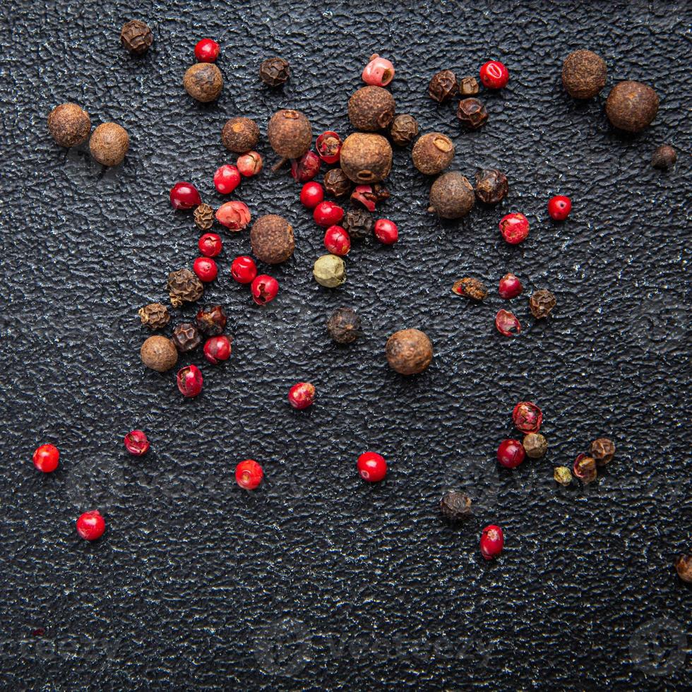 piment pfefferkorn mischung schwarz, rosa, pfeffer gewürze gesunde mahlzeit lebensmittel diät snack auf dem tisch kopierraum foto