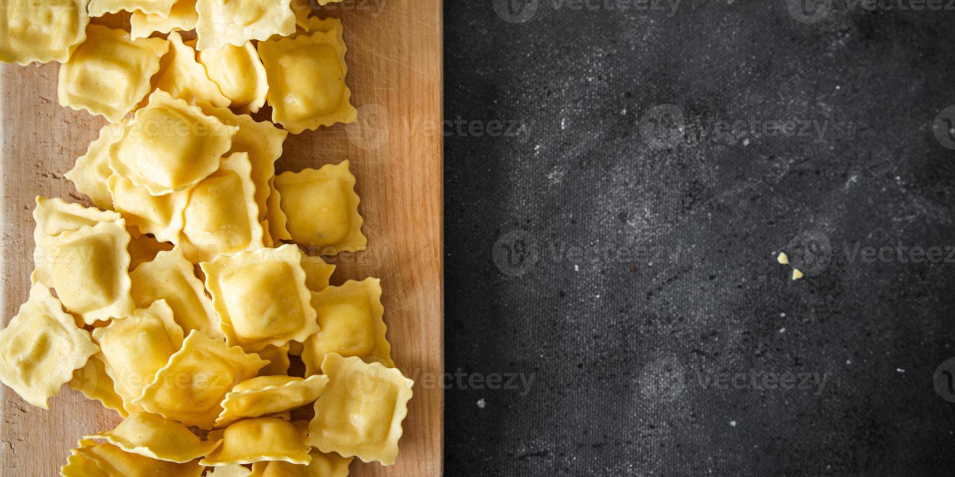 Pasta Ravioli gefüllt quadratische Form italienisches Gericht frische Mahlzeit Essen Snack auf dem Tisch Kopie Raum Essen Hintergrund foto