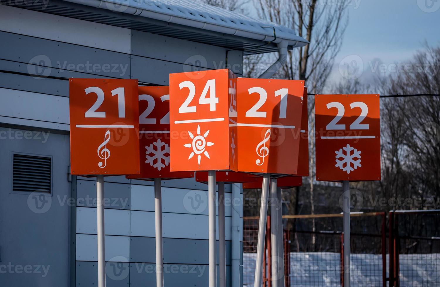 Schilder auf dem Supermarktparkplatz foto