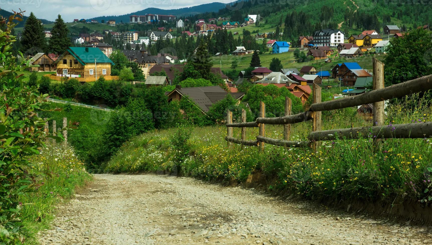 schöne Berglandschaft im Sommer. ein Blick auf das Dorf foto