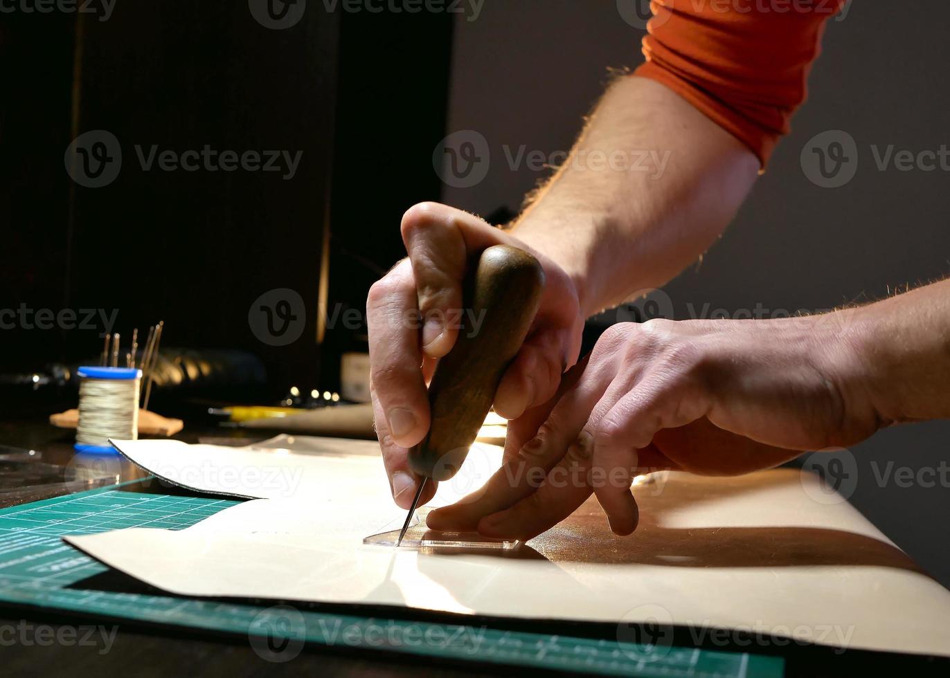 Handwerker schneidet die Haut foto