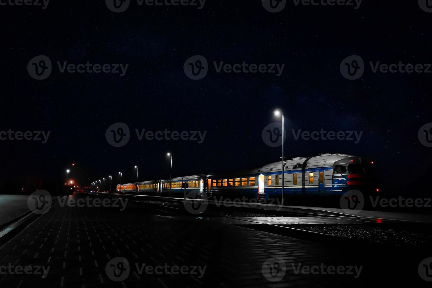 Zug nachts auf dem Bahnsteig des Bahnhofs foto