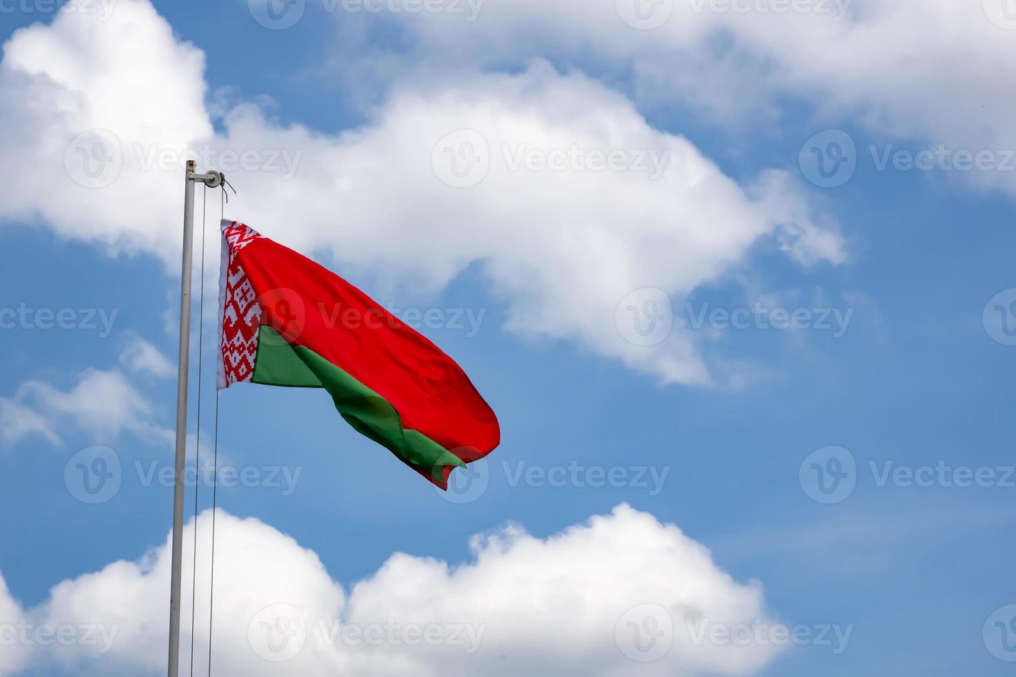 Weißrussische Flagge weht im Wind foto