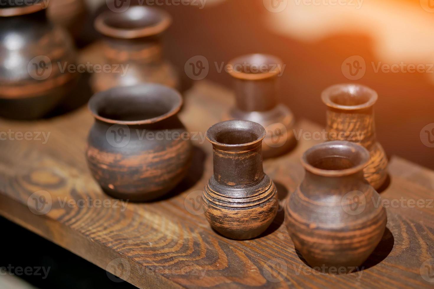 handgefertigte Tontöpfe auf Holztisch foto