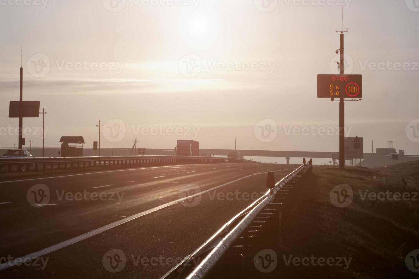 Hochgeschwindigkeitsstrecke am frühen Morgen foto