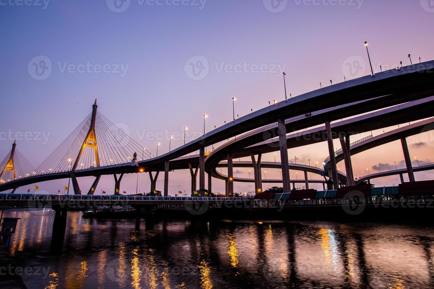 Nachtszene Bhumibol Brücke, Bangkok, Thailand foto