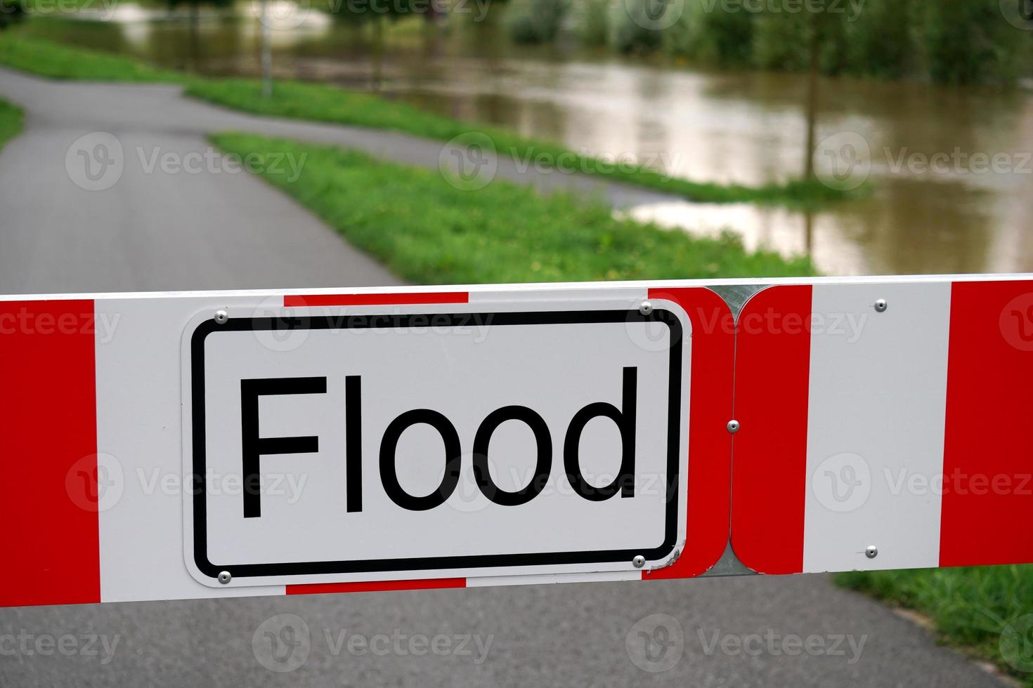 Straße wegen Überschwemmung gesperrt foto