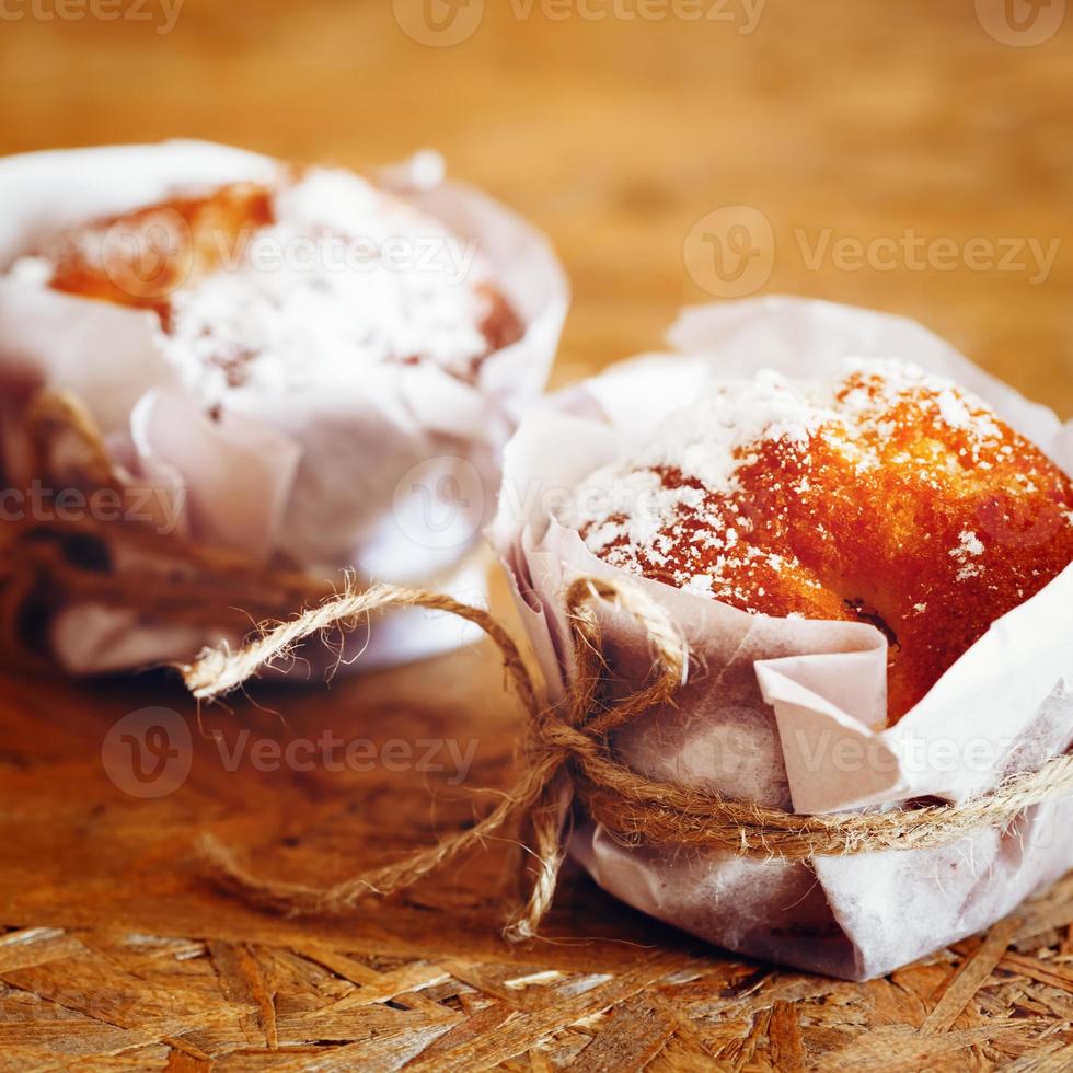 frische hausgemachte Muffins auf Holztisch foto
