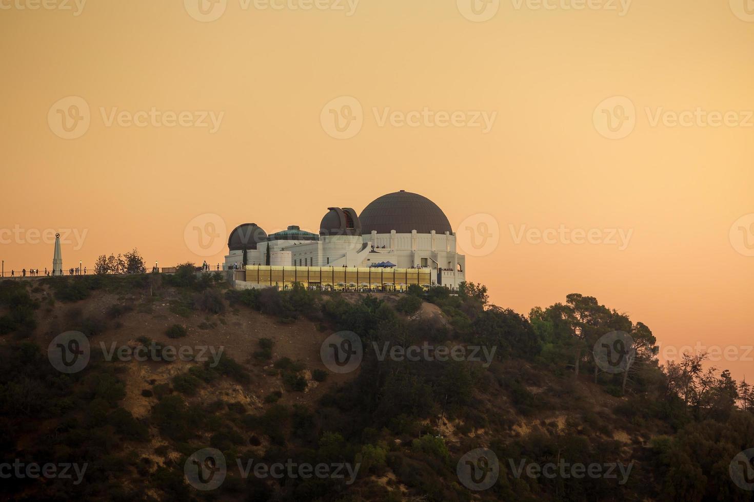 Das Griffith Observatorium und die Skyline von Los Angeles bei Twiligh foto