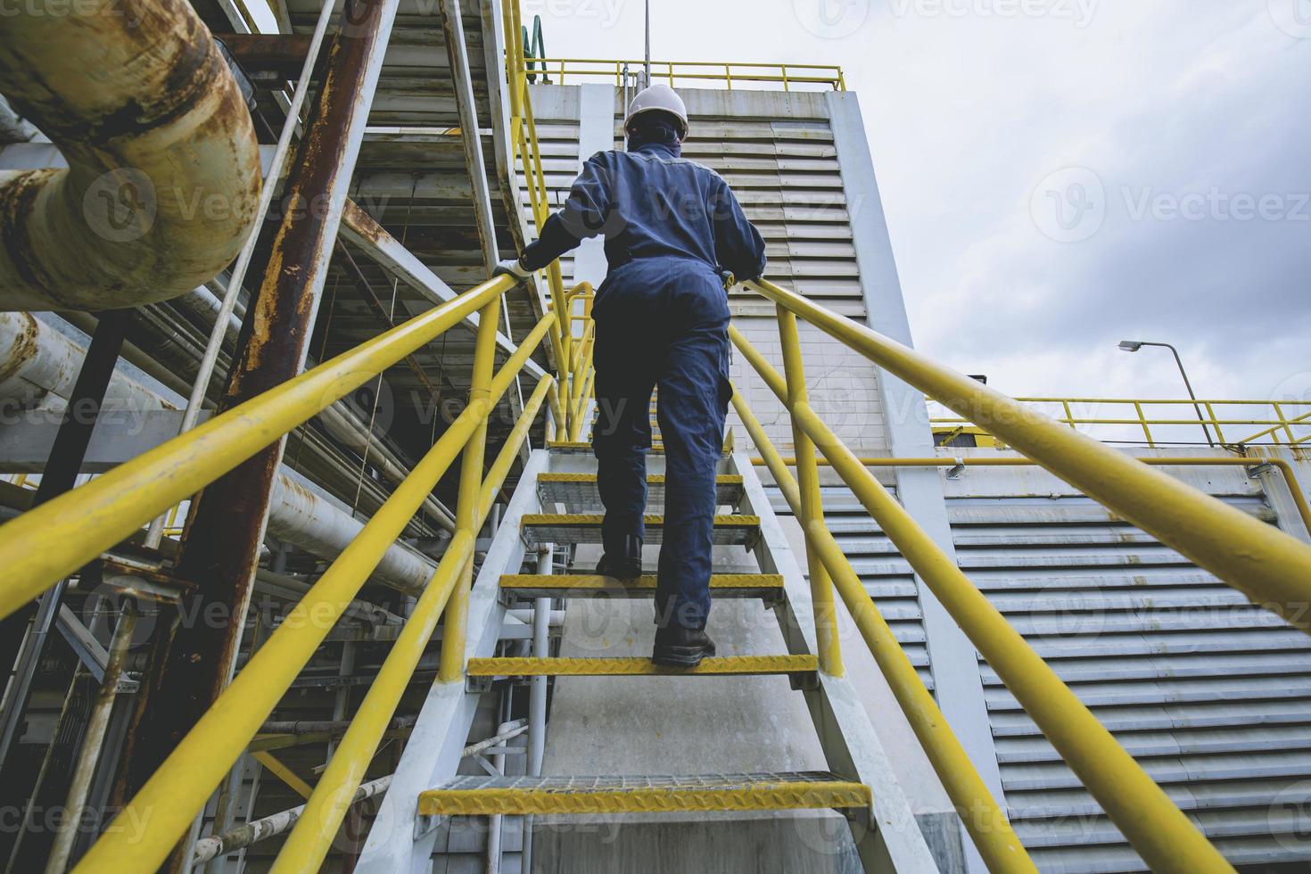 Männchen, das die Inspektion der Treppe hinaufgeht foto