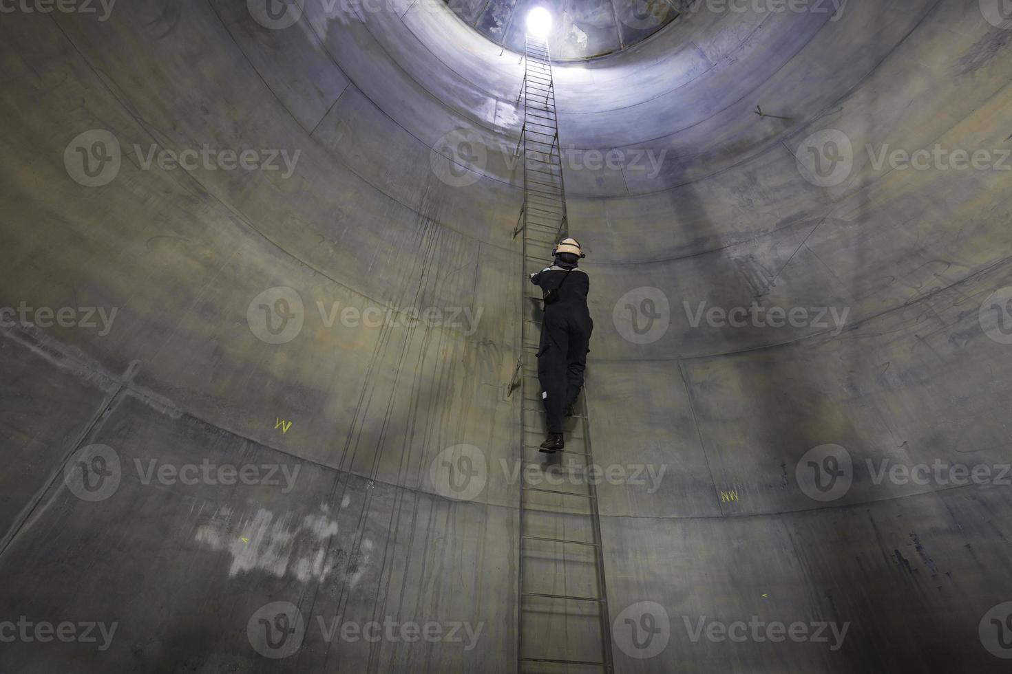 Männchen drinnen erklimmen die Treppe Lager Sichtprüfung Tank foto