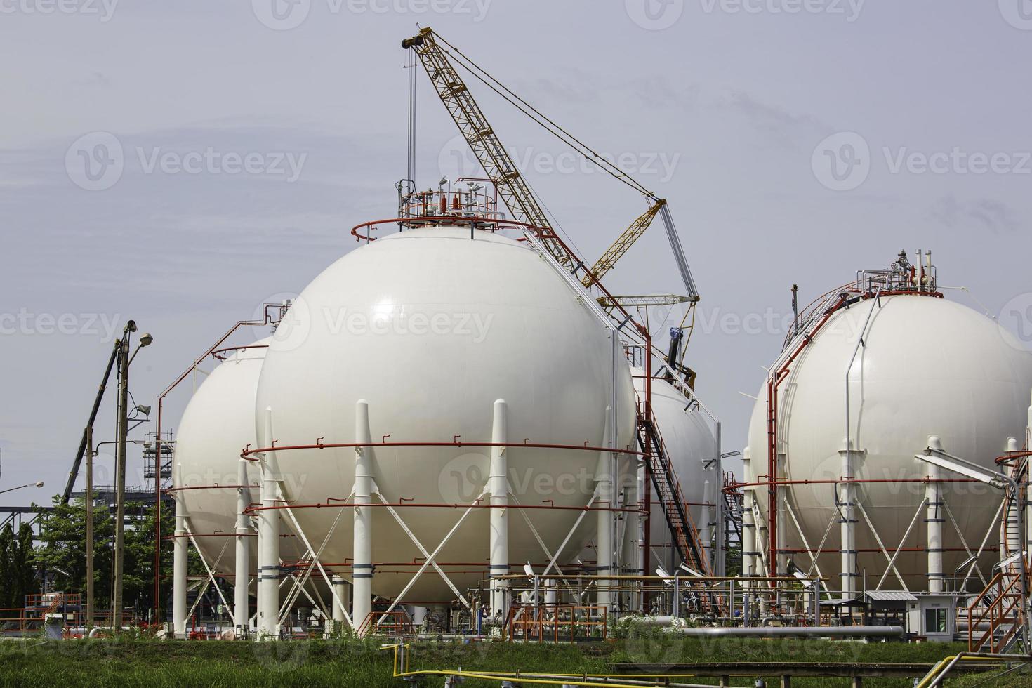 weiße kugelförmige Propantanks mit Brenngaspipeline foto