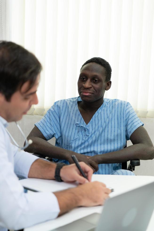 Ein Krankenhausarzt untersucht die Symptome eines stationären Patienten foto