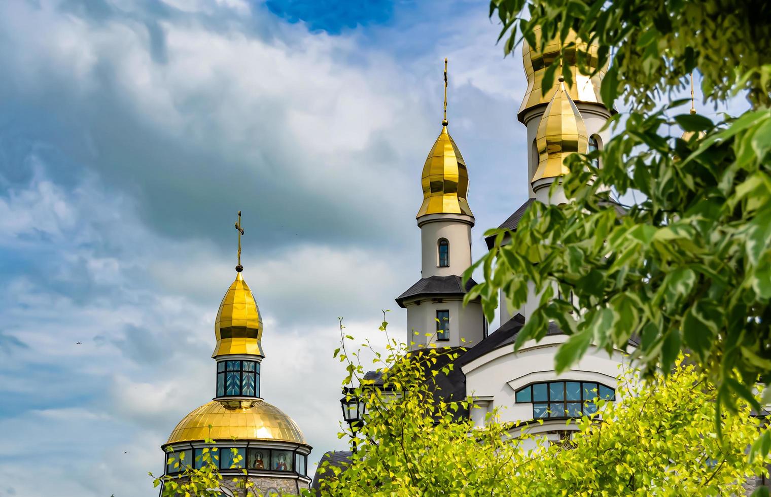 christliches Kirchenkreuz im hohen Kirchturm zum Gebet foto