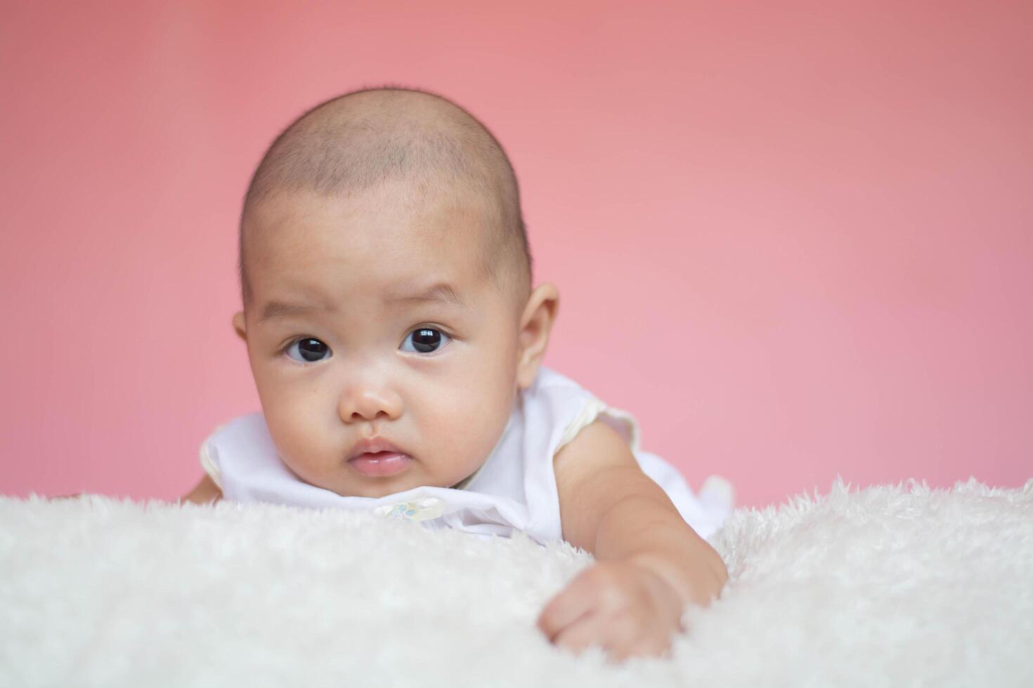 schönes helles Porträt eines entzückenden Babys foto