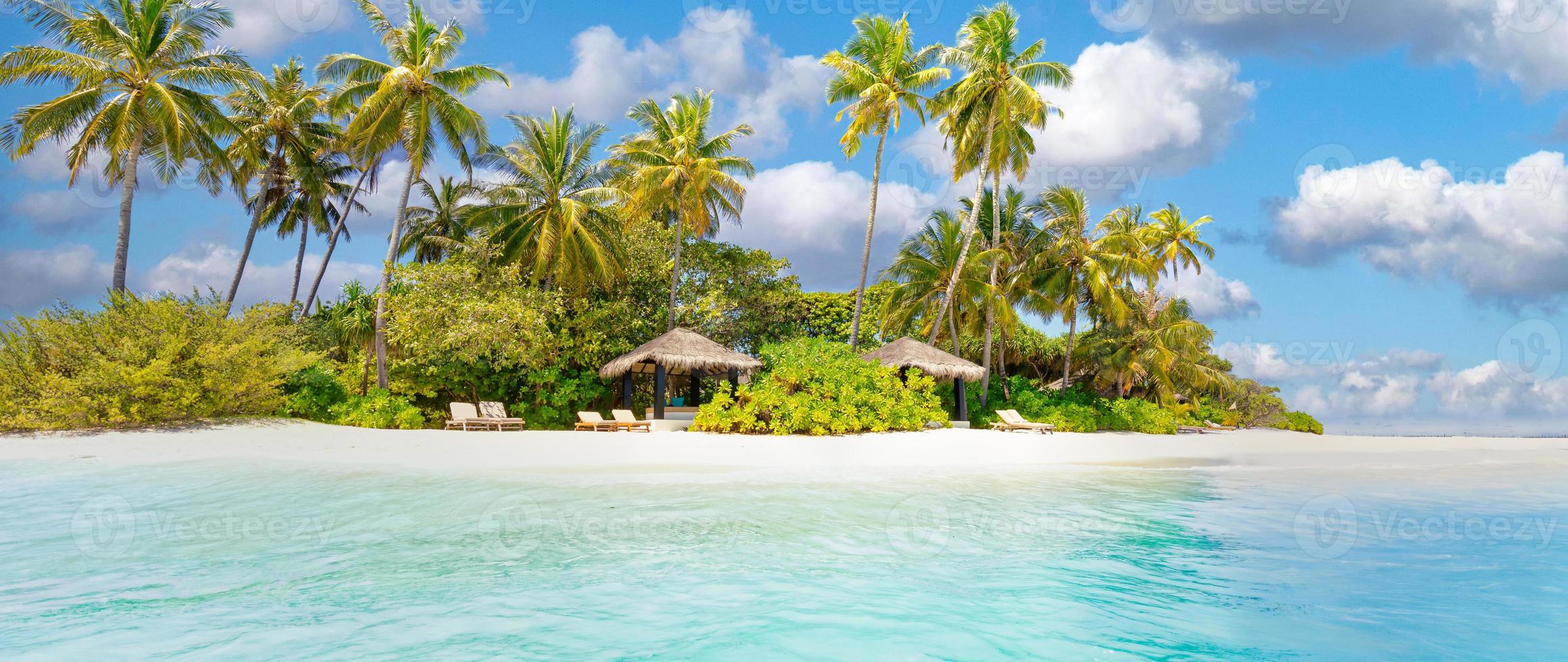Tropical Resort Hotel Strandparadies. erstaunliche Natur, Küste, Ufer. sommerferien, reiseabenteuer. luxusurlaubslandschaft panoramische ozeanlagune, blauer himmel palmen. Entspannen Sie sich am idyllischen Strand foto
