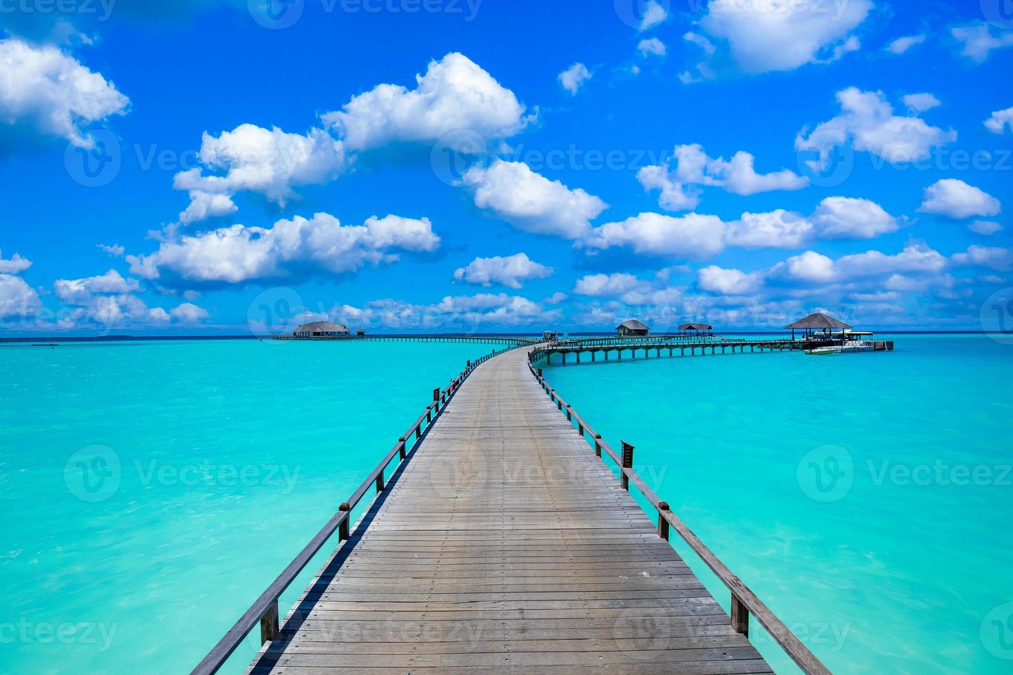 Panoramalandschaft am Strand der Malediven. tropisches Panorama, luxuriöses Wasservillen-Resort mit Holzsteg oder Steg. luxusreisezielhintergrund für sommerferien und urlaubskonzept. foto