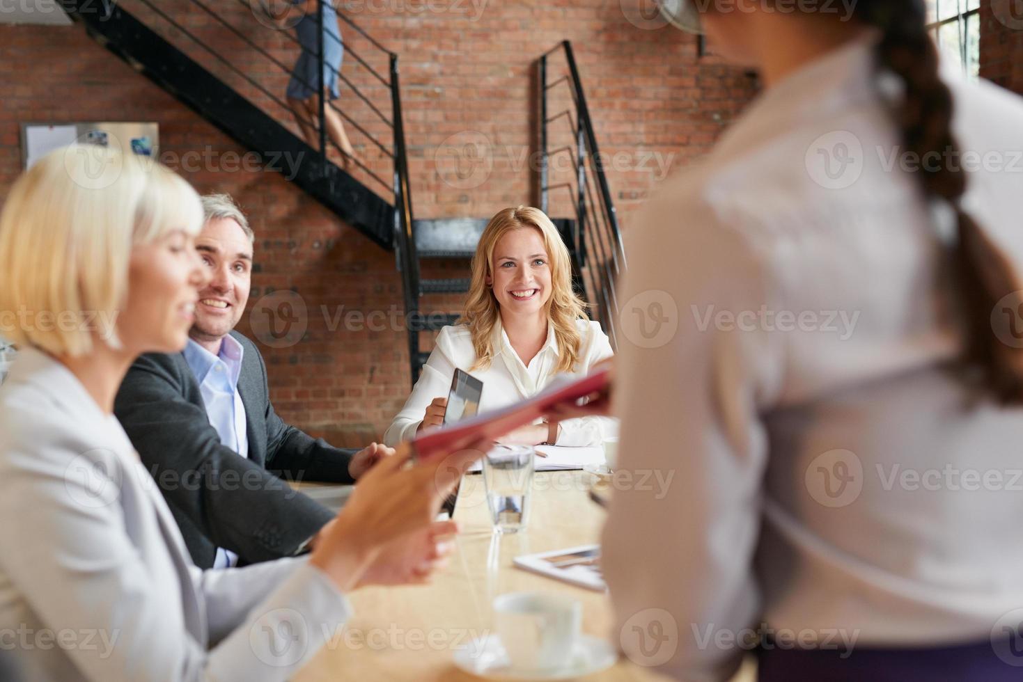 ehrgeizige Geschäftsleute treffen sich am Besprechungstisch und diskutieren foto