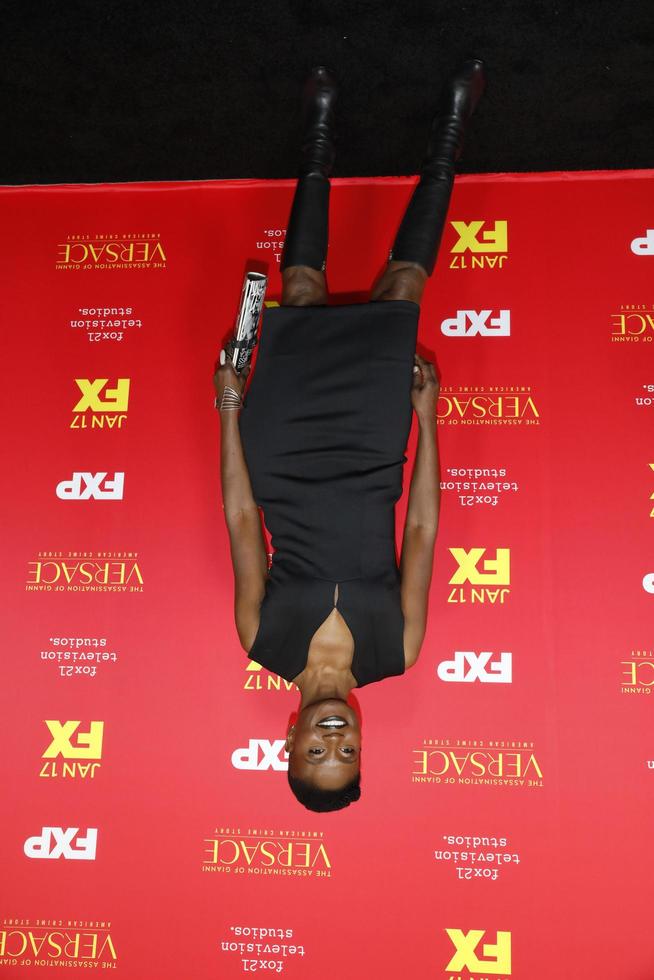 los angeles 8. jan, adina porter bei der ermordung von gianni versace, amerikanische krimi-premierenvorführung im arclight theater am 8. januar 2018 in los angeles, ca foto