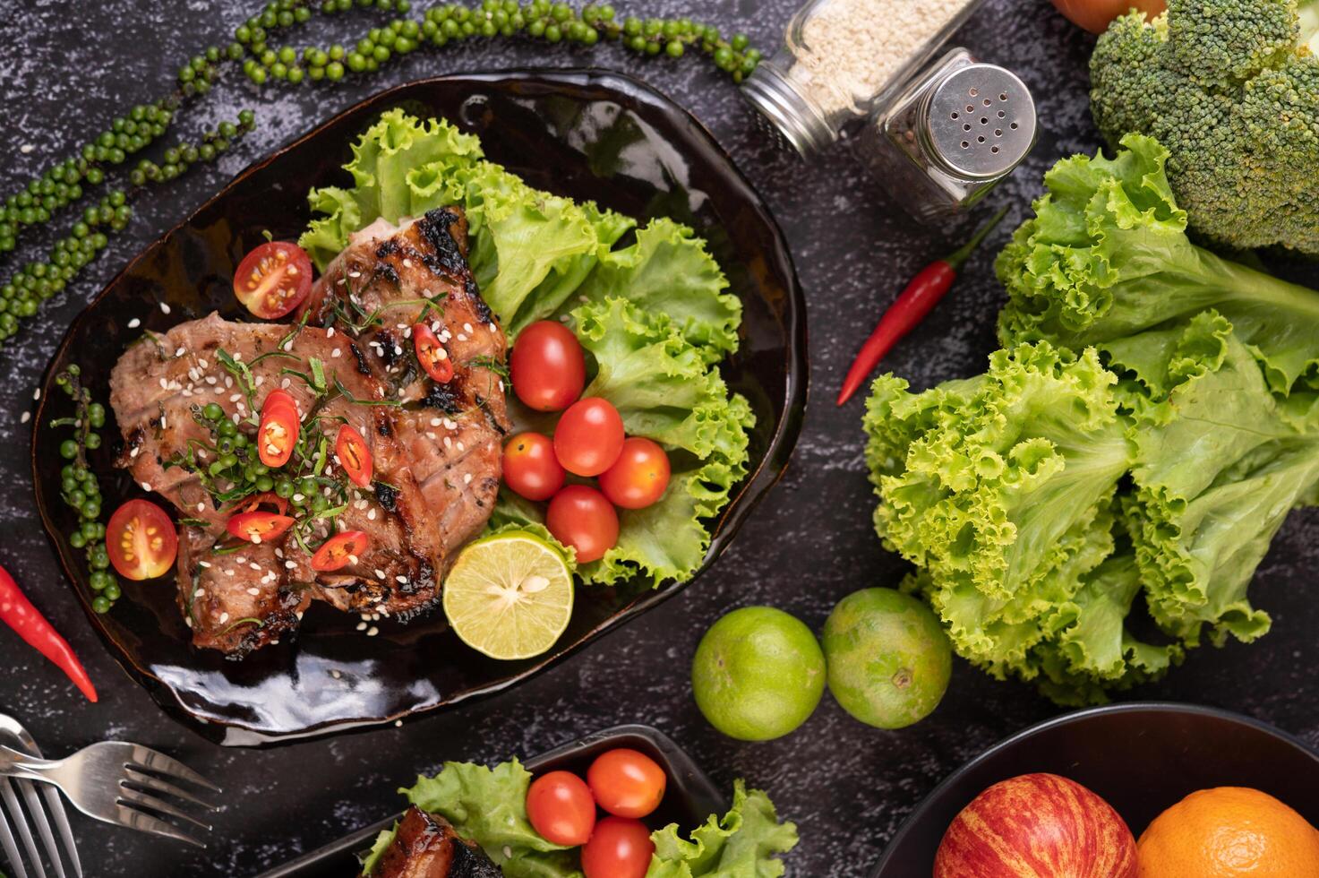 Schweinesteak garniert mit weißem Sesam und frischen Pfefferkörnern. foto