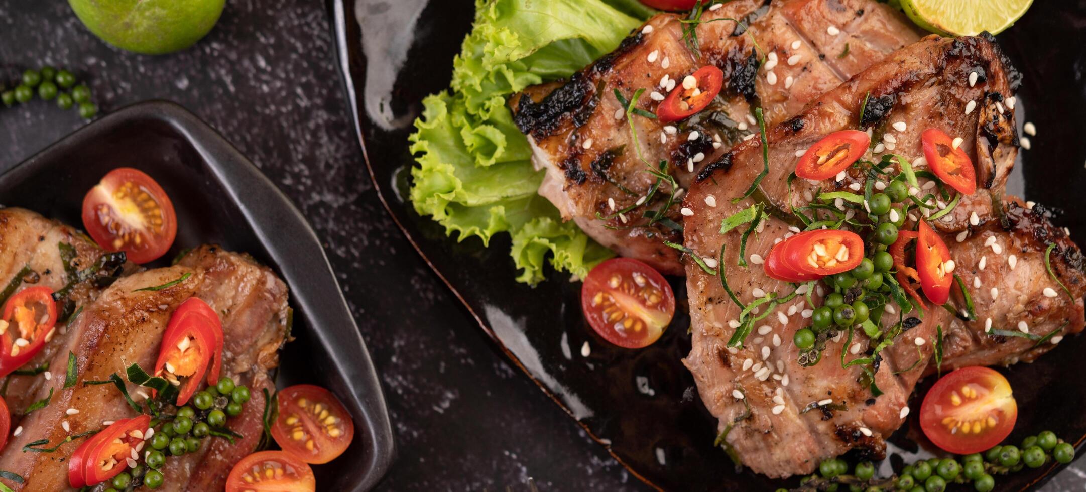 Schweinesteak garniert mit weißem Sesam und frischen Pfefferkörnern. foto