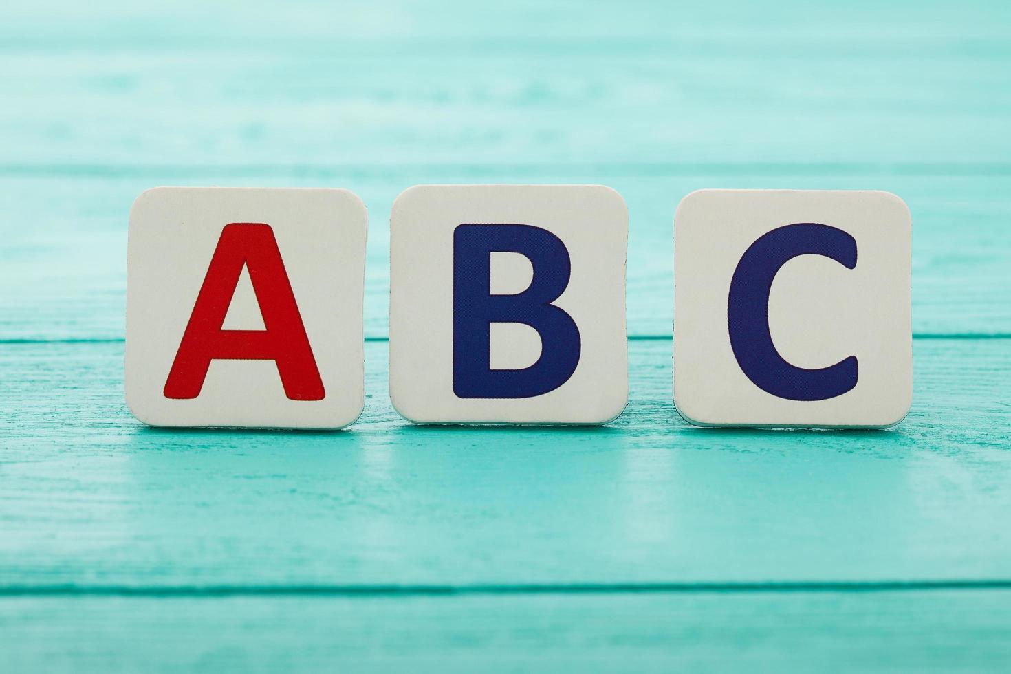 Alphabet ABC auf blauem Holztischhintergrund. Platz kopieren. ABC-Bildungskonzept. selektiver Fokus foto