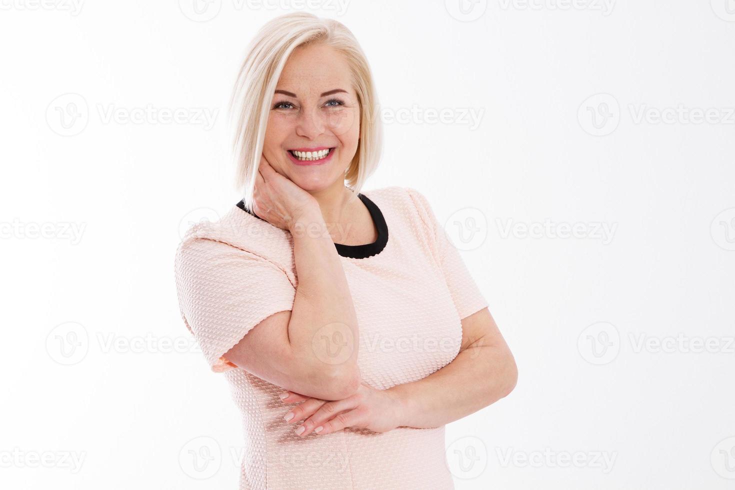 Geschäftsfrau des mittleren Alters, die über weißem Hintergrundkopieraum aufwirft, Portrait der attraktiven jungen Frau mittleren Alters, die gegen lokalisierten weißen Hintergrund lächelt foto