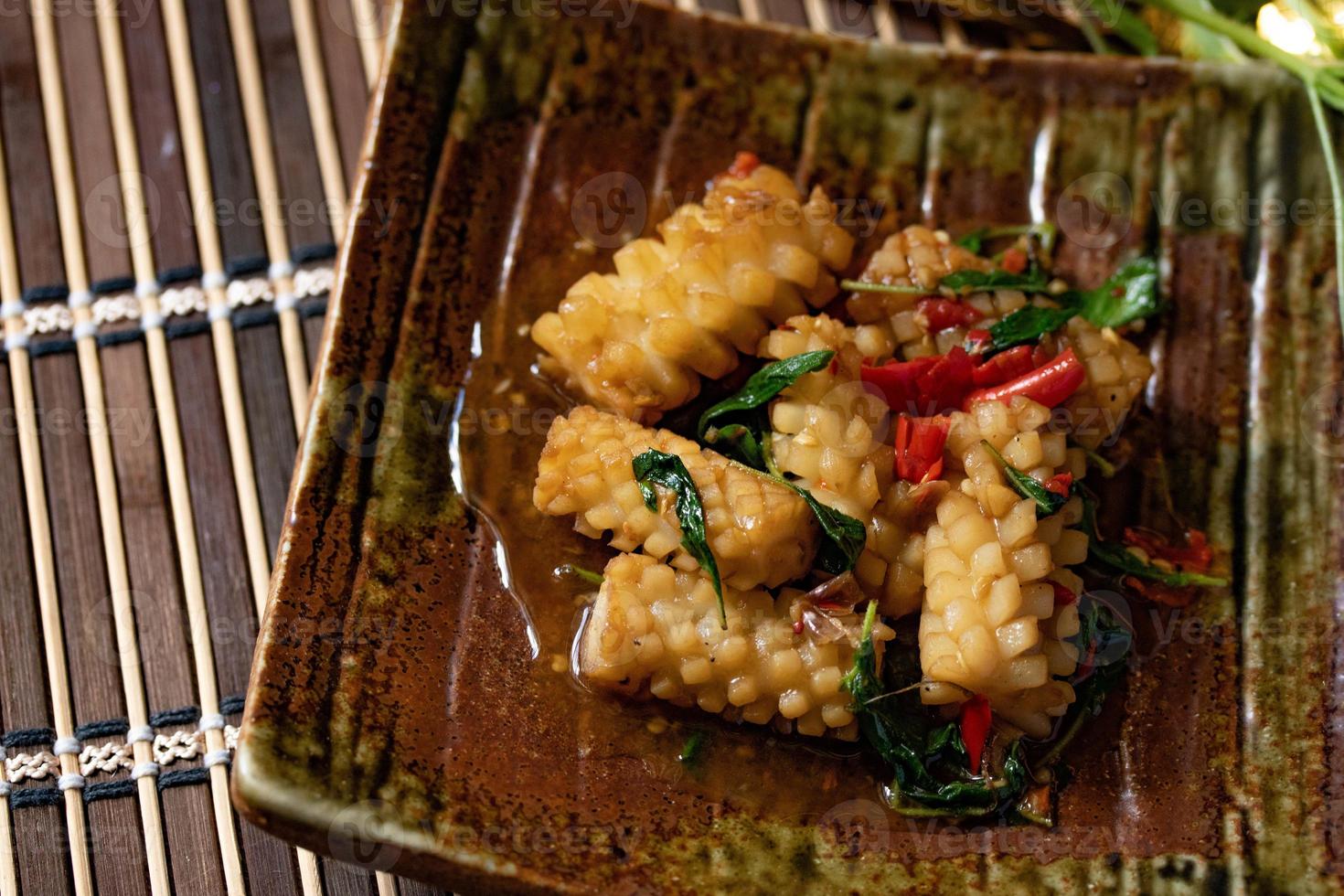 Gebratener Tintenfisch mit würzigem Basilikum. beliebtes thailändisches essen. foto