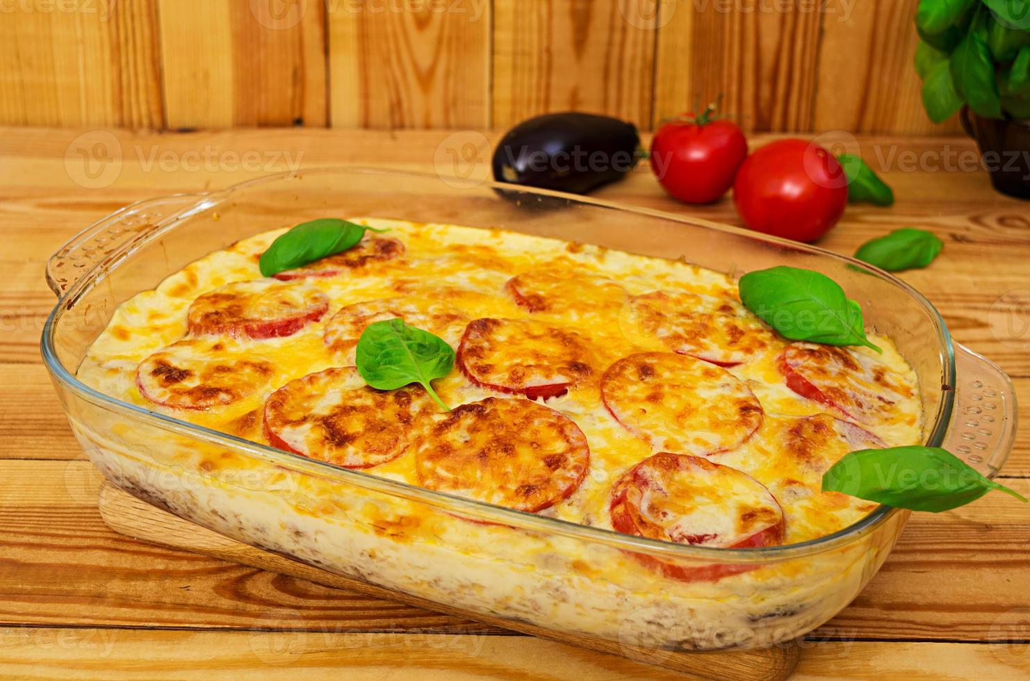 Auberginenauflauf. Moussaka auf Holzhintergrund foto