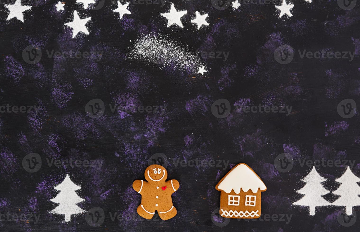 Weihnachtslebkuchenplätzchen auf dunklem Hintergrund foto