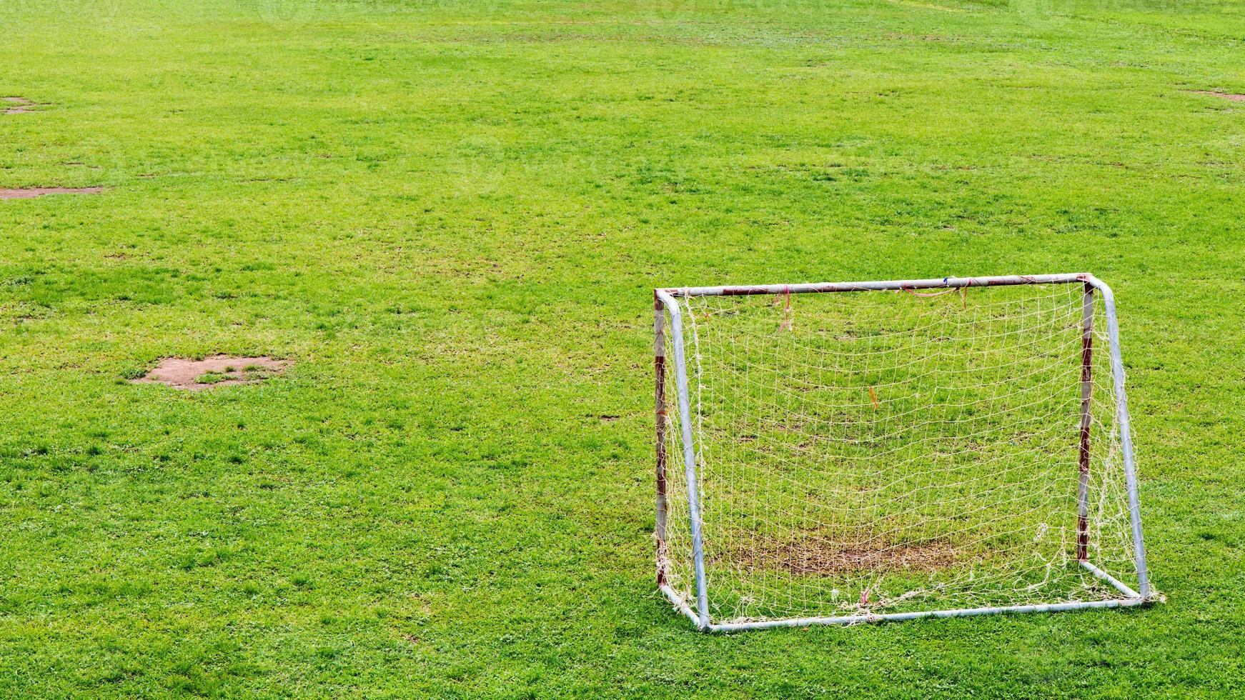 altes Fußballtor auf dem Rasen. foto