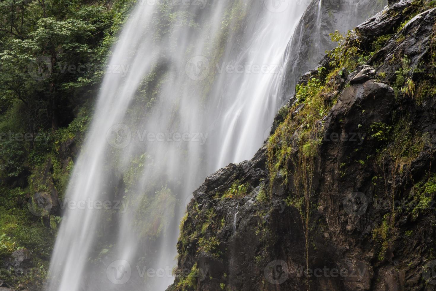 Schließen Sie Wasserfallfelsen. foto