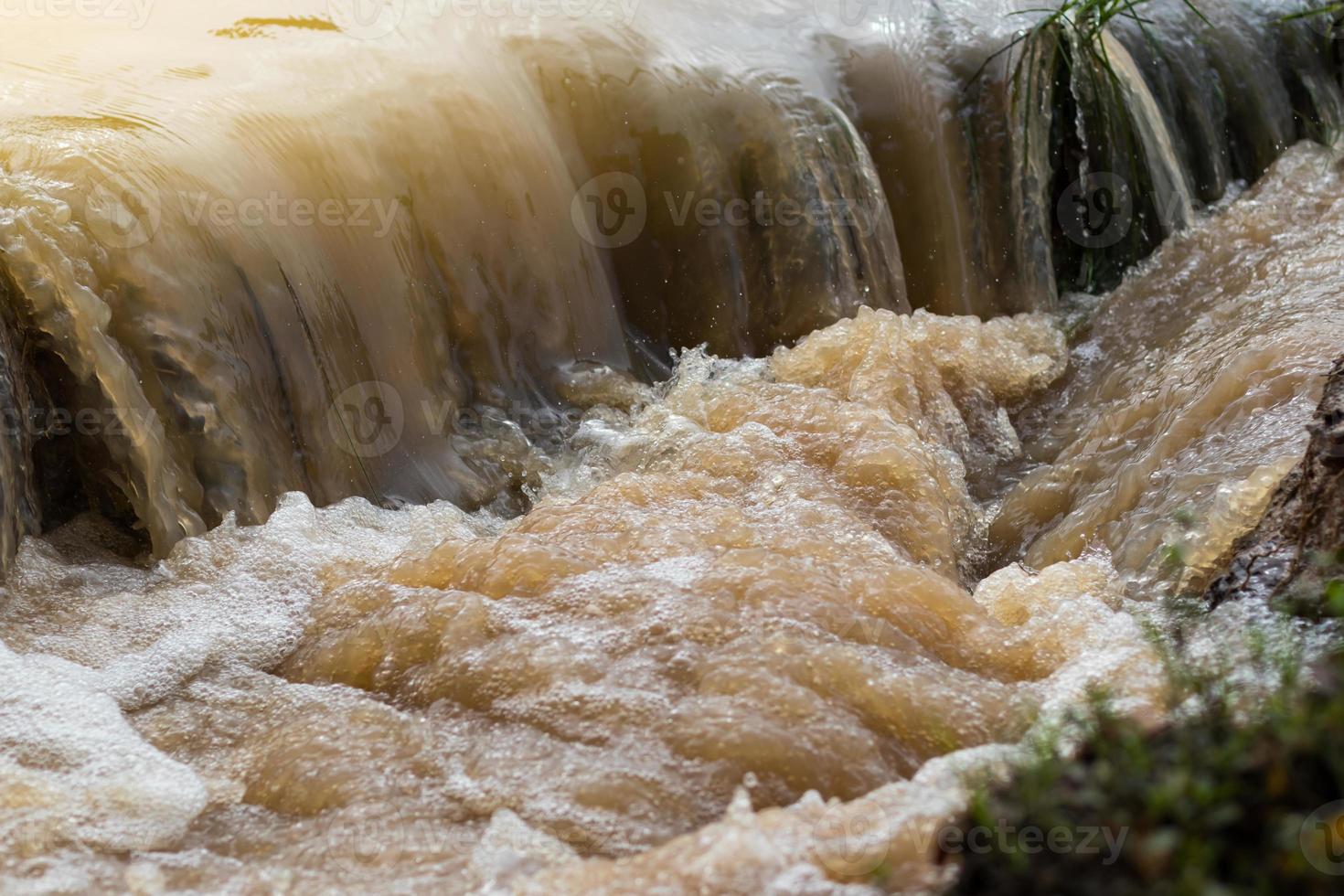 das trübe Wasser fließt wie ein Wasserfall. foto