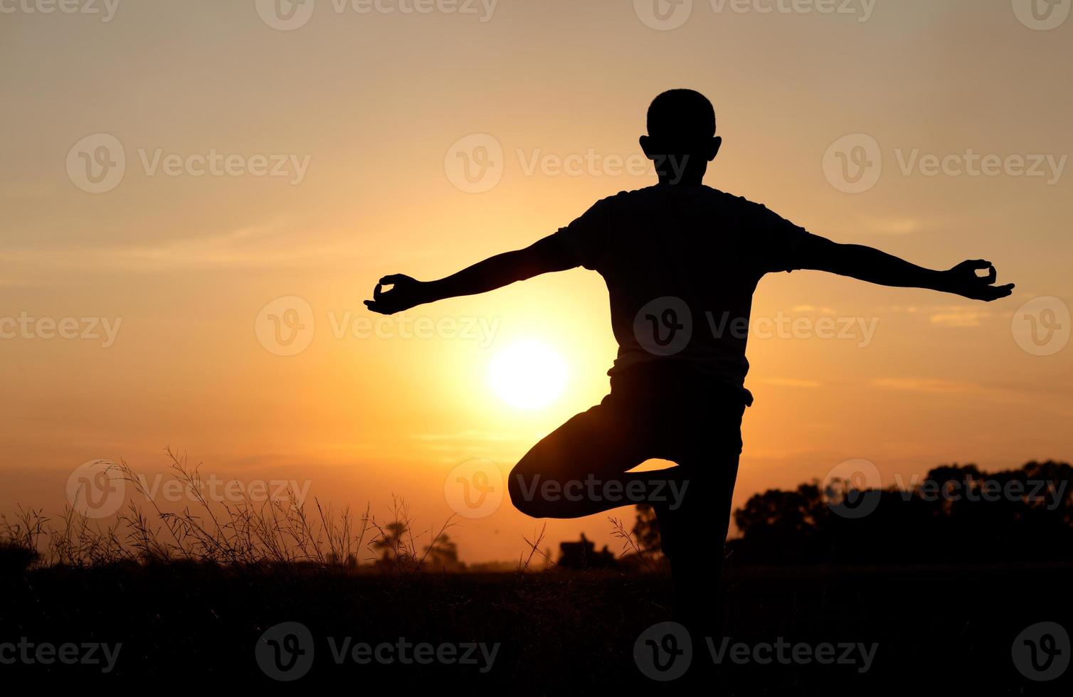 Silhouette hinter dem Mann stehende Arme gestreckt. foto