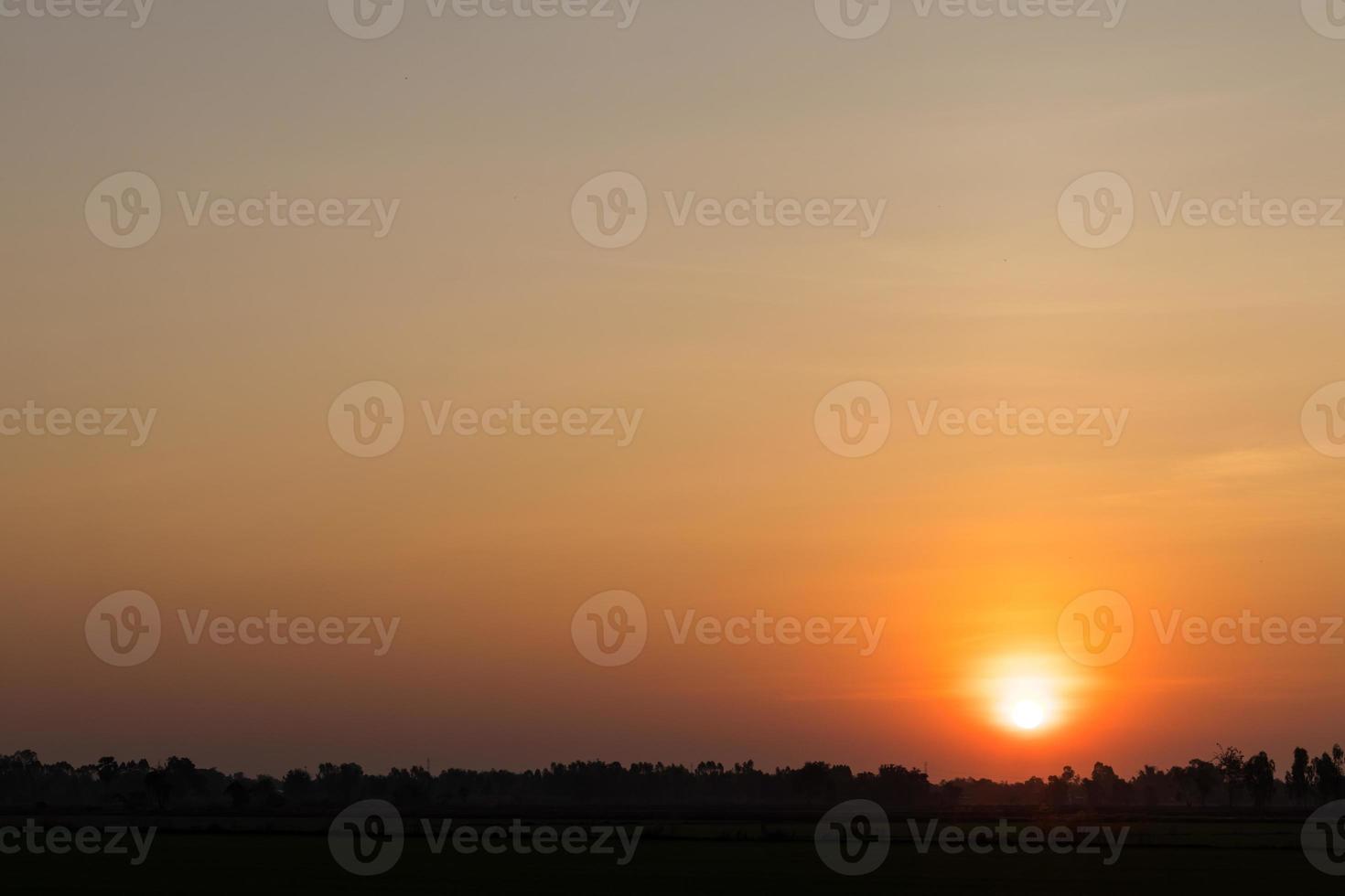 Sonnenaufgang auf der orangefarbenen Landschaft. foto