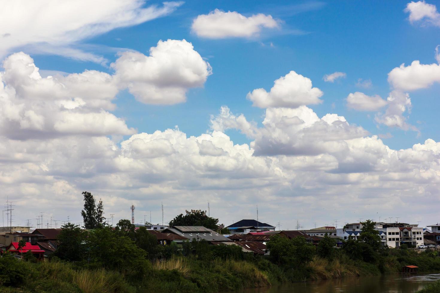 Wohnküste mit bewölktem Himmel. foto