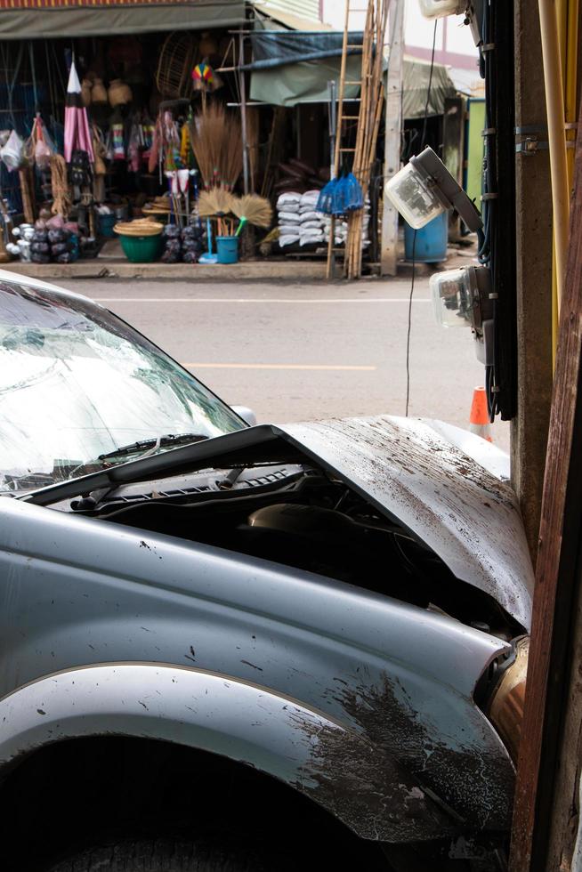 Auto prallte gegen einen Laternenmast in der Nähe des Ladens. foto