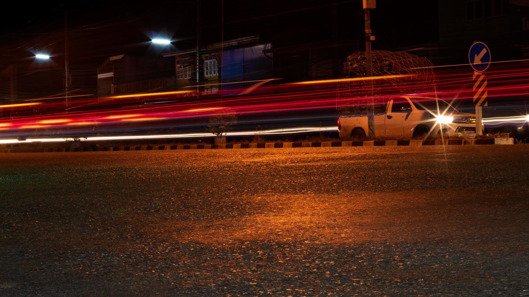 Autolichter mit gepflasterten Straßen in der Nacht. foto