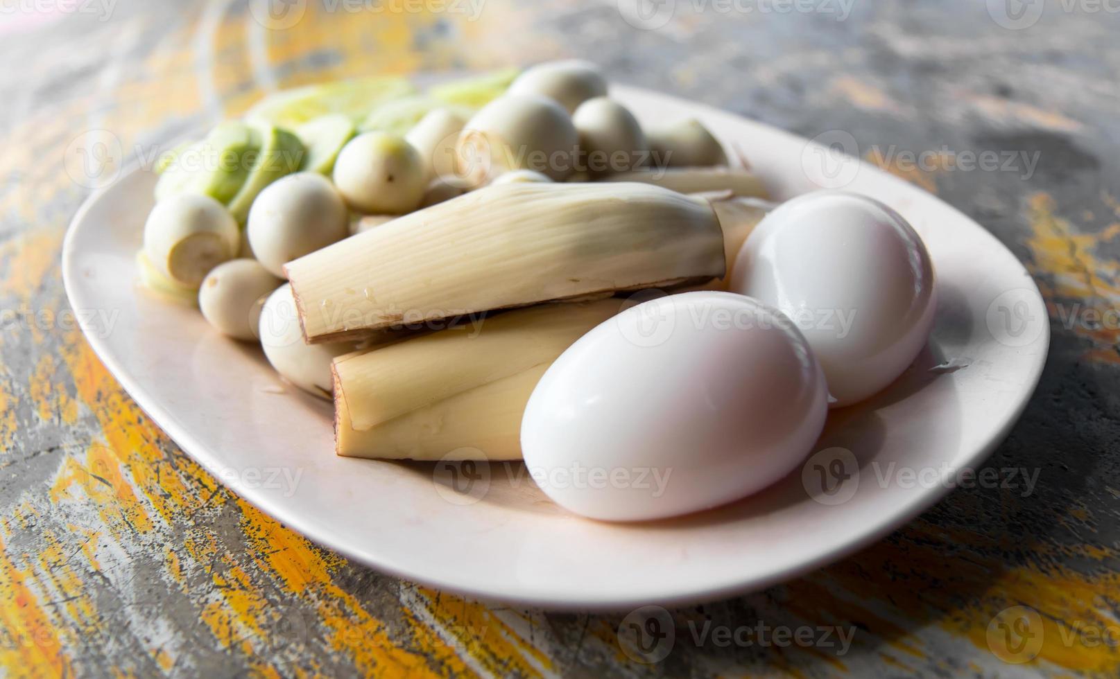 Gemüse und gekochte Eier. foto