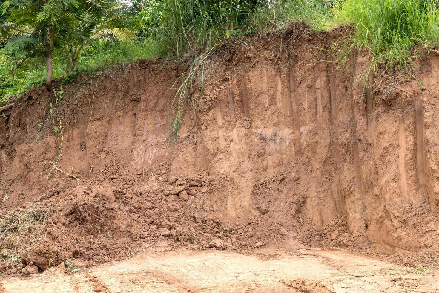 Nahaufnahme der Bodenerosion, die gegraben wurde. foto