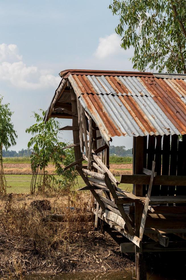 Nahaufnahme der alten Holzhütte mit Zinkdach. foto