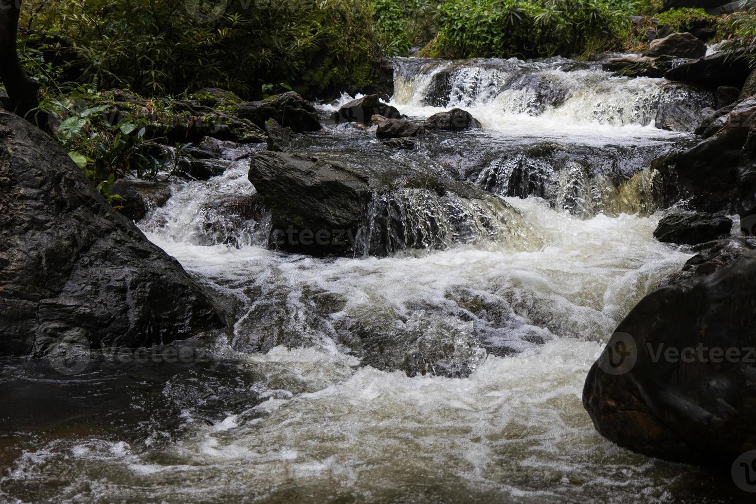 unterhalb der Wasserfallfelsen. foto