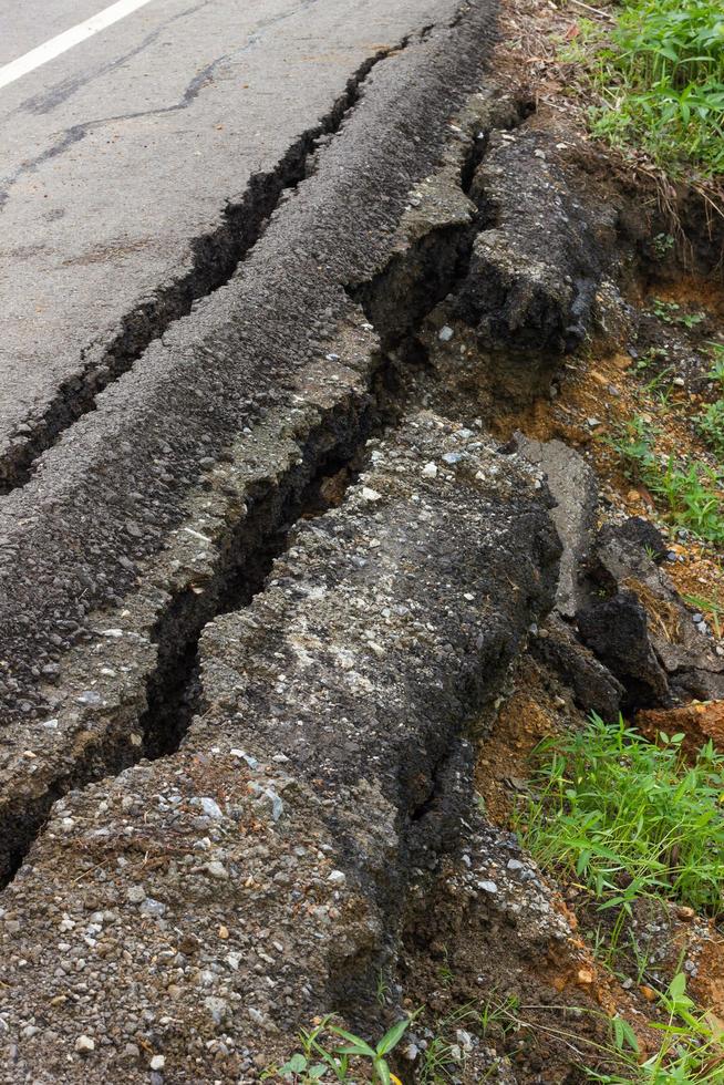 seitencrash rissige asphaltstraße brach zusammen. foto