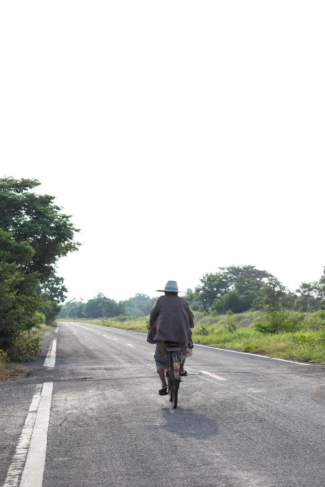 alte ländliche Radfahrer-Großmutter. foto