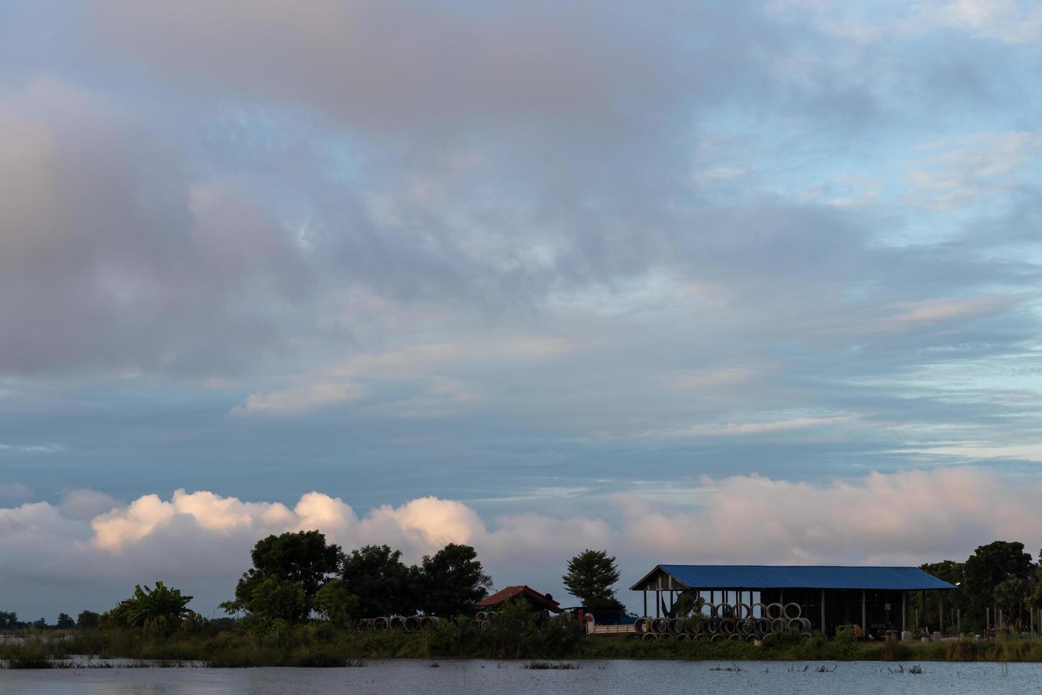 Wolken ziehen über das blaue Dach. foto