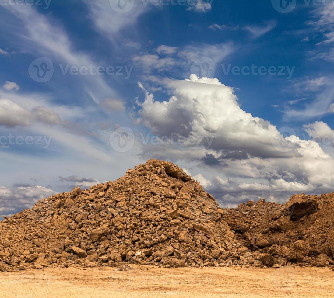 Sandboden mit blauem Himmel. foto