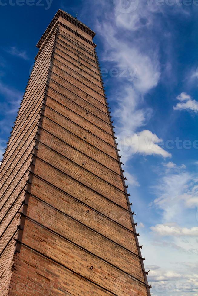 Alter gemauerter Schornstein in der Nähe von Himmelswolken. foto