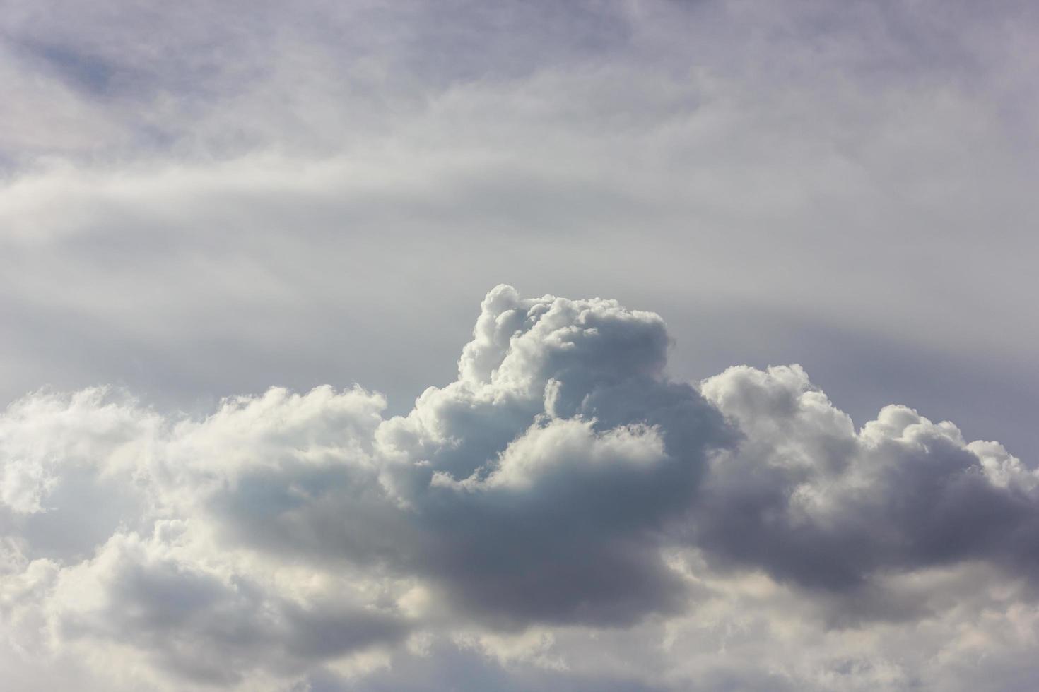 flauschige wolken hinterleuchtete landschaft. foto